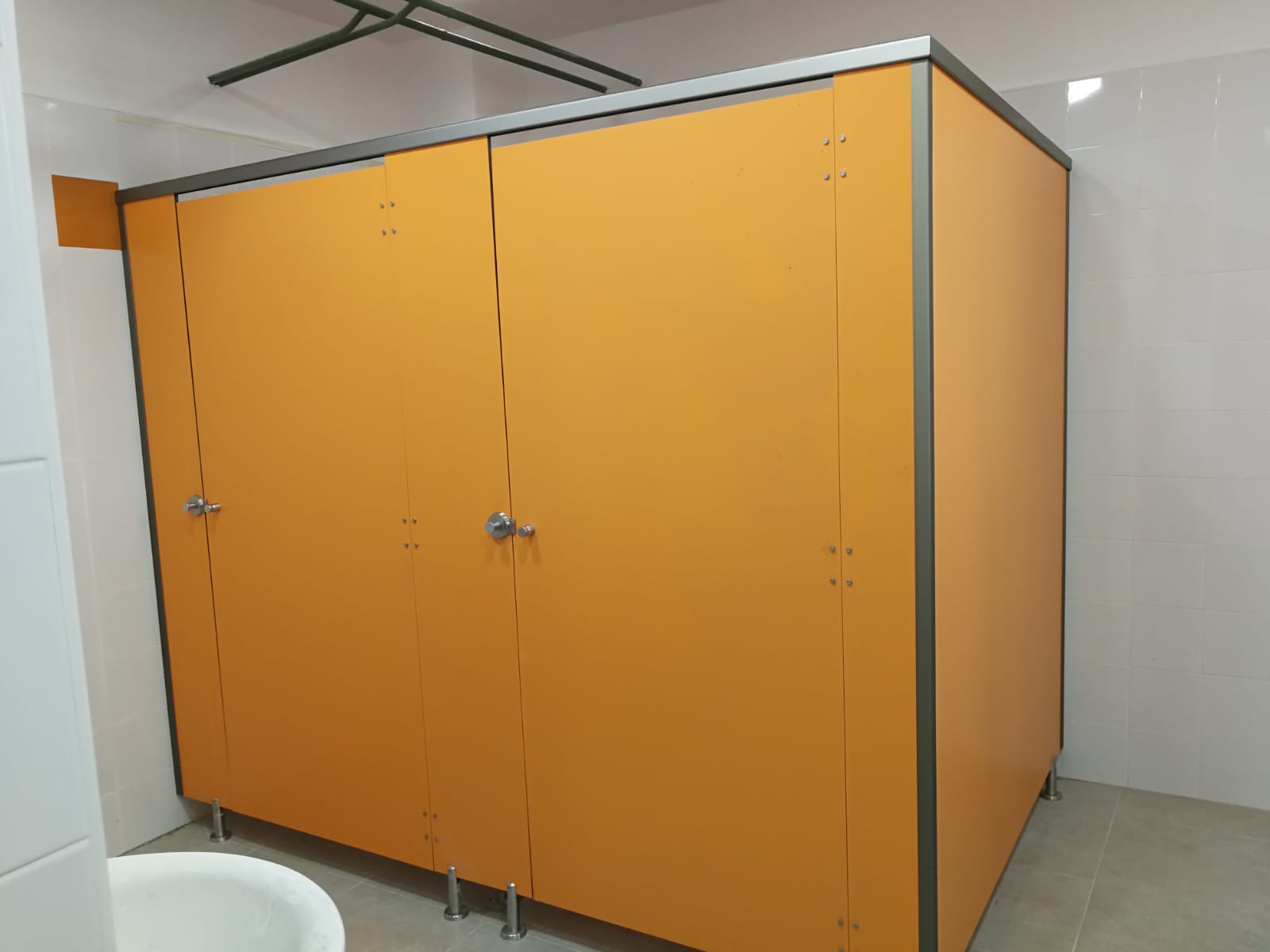 Cabina sanitaria amarilla 2