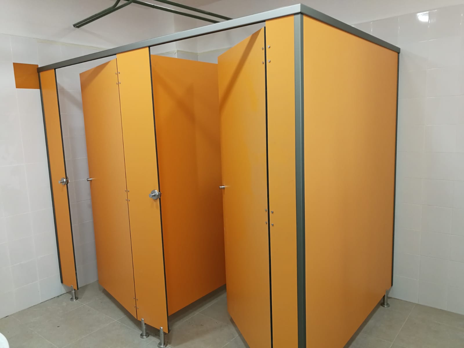 Cabina sanitaria amarilla 3