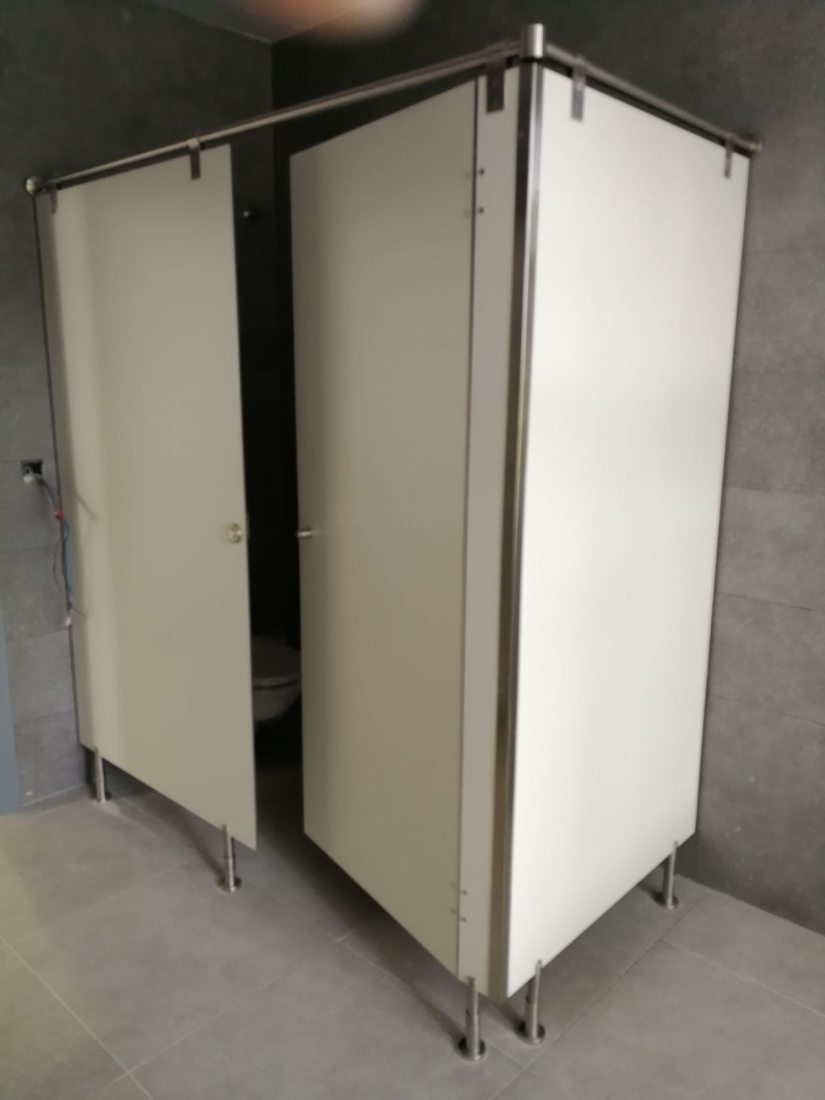 Cabina sanitaria blanca 2